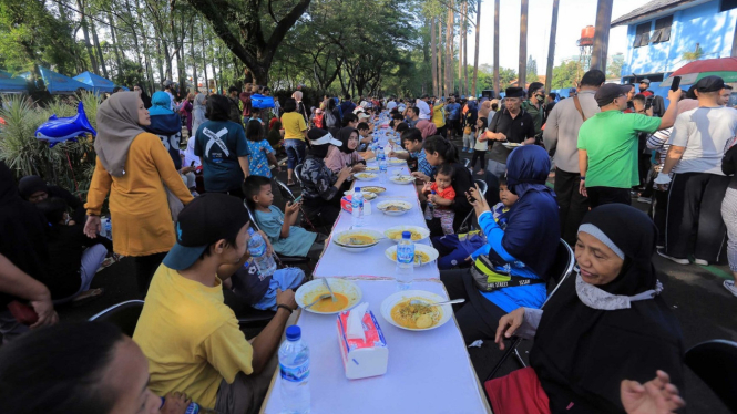 Masyarakat Tangerang menikmati laksa di Hari Kuliner Nasional.
