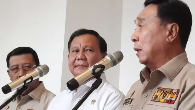 Menteri Pertahanan Prabowo Subianto (tengah) saat di kantor Persatuan Purnawirawan Polri Pusat di Jakarta Selatan, Senin, 15 Mei 2023.