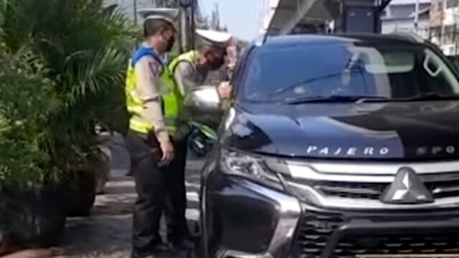 VIVA Otomotif: Polisi tilang manual mobil berpelat nomor palsu