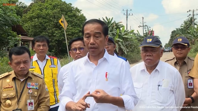 Presiden Jokowi meninjau jalan rusak di Sungai Gelam, Jambi
