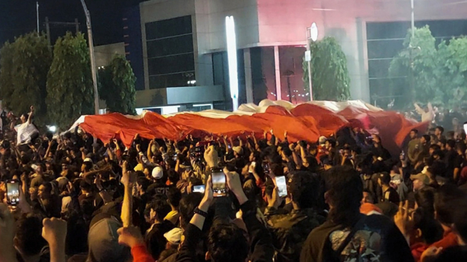 Warga Solo bentangkan bendera Merah Putih usai Timnas Indonesia juara SEA Games