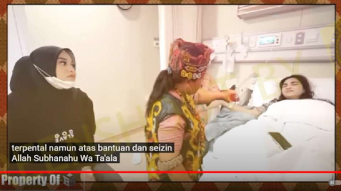 Jepretan layar channel YouTube Berita Seleb pada 17 April 2023 mengunggah video dengan klaim bahwa Ibu Ida Dayak berhasil mengobati Ashanty Hermansyah.