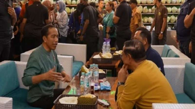 Presiden Jokowi bersama Mendagri Tito Karnavian serta Seskab Pramono Anung