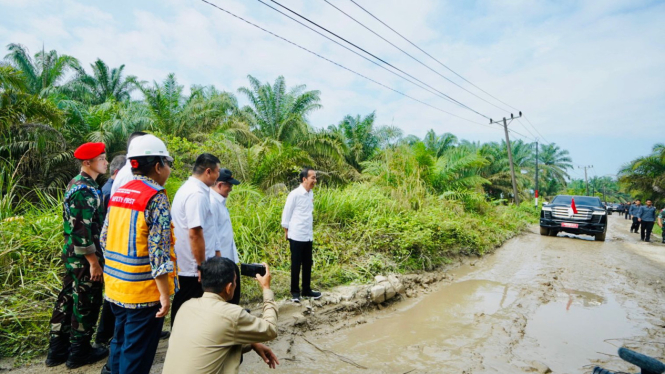 Presiden Joko Widodo tinjau jalan rusak di Kabupaten Labura, Sumut