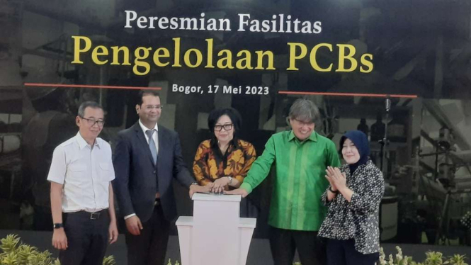 Direktur Jenderal Pengelolaan Sampah, Limbah dan Bahan Berbahaya dan Beracun Kementerian Lingkungan Hidup dan Kehutanan Rosa Vivien Ratnawati (ketiga dari kiri) meresmikan fasilitas pemusnah zat berbahaya PCBs di Bogor, Jawa Barat, Rabu, 17 Mei 2023.