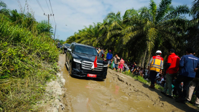 Mobil Presiden Jokowi melewati jalan rusak di Kabupaten Labura, Sumut