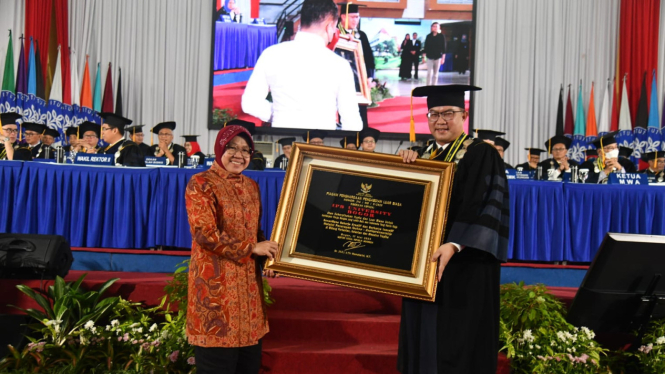 Menteri Sosial (Mensos) Risma Trimaharini memberikan piagam ke IPB University