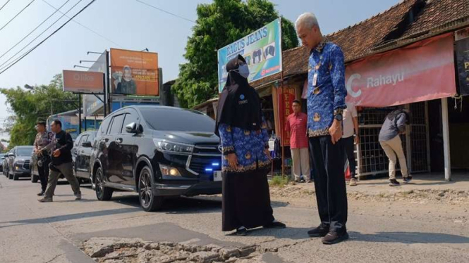 Ganjar Pranowo mengecek jalan alternatif Demak-Semarang