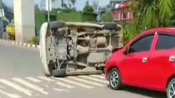 Kecelakaan antara ambulans dengan mobil Ayla, di Palembang, Sumsel.