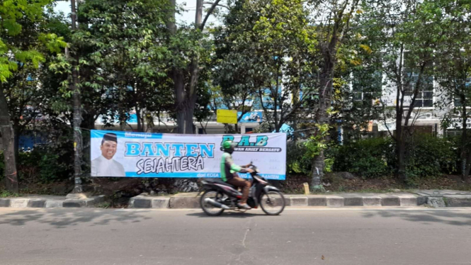 Spanduk Dukungan untuk Wali Kota Tangerang Maju di Pilgub Banten 2024