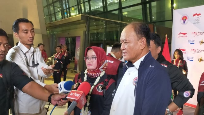 Ketua PP KBI, Ngatino dan manajer Timnas Kickboxing, Rosi Nurasjati