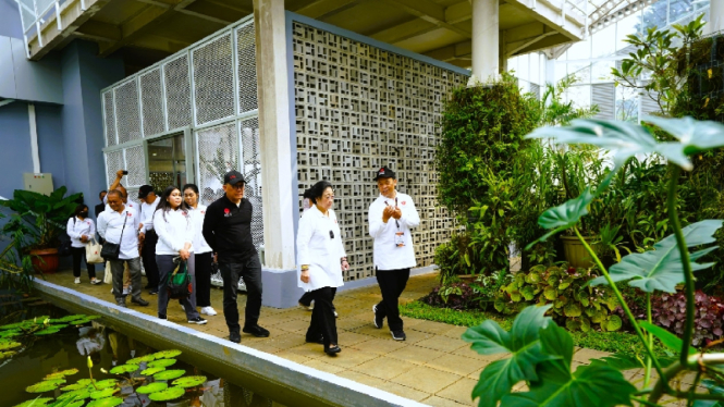 Megawati Resmikan Rumah Kaca Anggrek