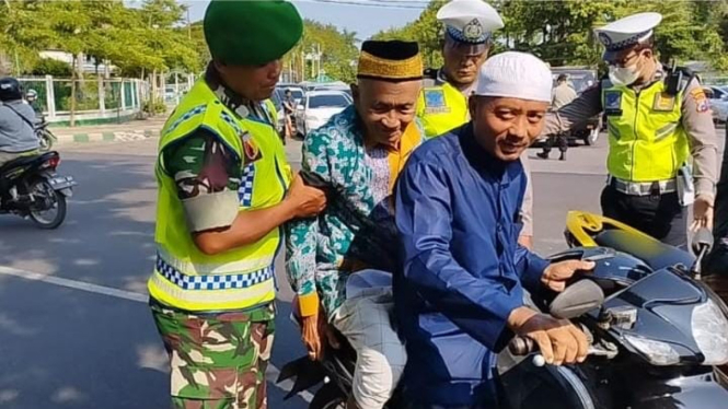 Calon jemaah haji tertua se-Indonesia berusia 119 tahun, Harun naik sepeda motor untuk ikut pelepasan dan pembekalan. 