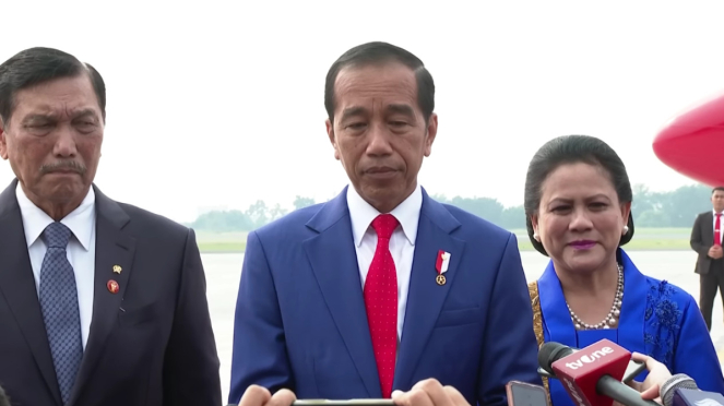 President Jokowi makes a statement to the press at Halim Perdanakusuma Airport