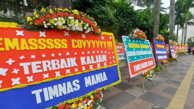 Karangan bunga berisi ucapan terima kasih pada Timnas Indonesia U-22.