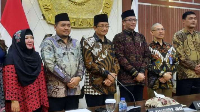 Sejumlah pimpinan majelis-majelis tinggi agama bersama Ketua KPU RI Hasyim Asyari dan anggota KPU RI Mochammad Afifuddin usai melakukan audiensi Kantor KPU RI, Jakarta, Jumat, 19 Mei 2023.