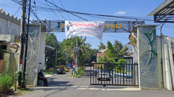 Spanduk penolakan praktik prostitusi di Hotel Reddoorz dan Tlogomas, Malang