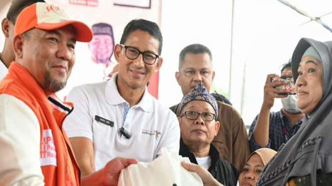 Menparekraf Sandiaga Uno (baju putih)