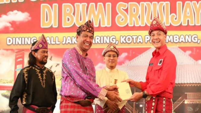 Bacapres PDIP Ganjar Pranowo disematkan Tanjak Melayu