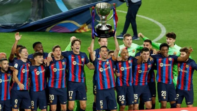 Barcelona mengangkat trofi LaLiga 2022/23