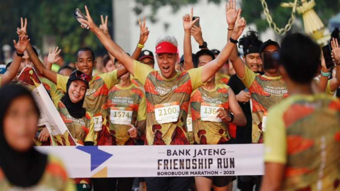 Ganjar Pranowo mengikuti Bank Jateng Friendship Run 2023