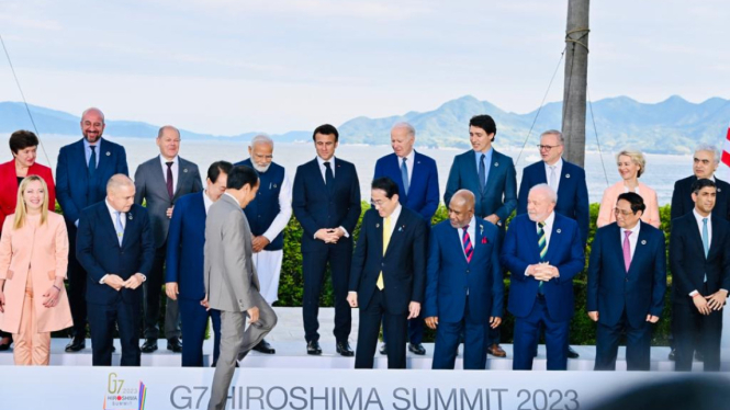 Sesi foto pimpinan negara G7 dan mitra.