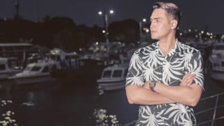 Umbar Kemewahan, Jonas Rivanno Bergaya Di Depan Kapal Pesiar Dan Mobil Sport