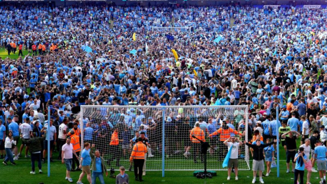 Fans Manchester City pesta juara Premier League 2022/2023