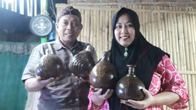 Nasabah PNM membuat kerajian limbah batok kelapa