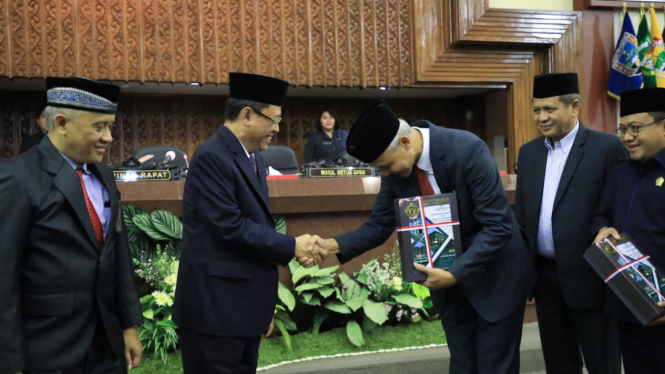 Anggota V BPK RI Ahmad Noor serahkan opini WTP ke Gubernur Jateng Ganjar Pranowo