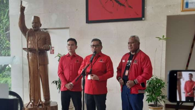 Sekretaris Jenderal PDIP Hasto Kristiyanto (tengah) bersama Wali Kota Surakarta Gibran Rakabuming Raka (kiri) dan Ketua Bidang Kehormatan PDIP Komarudin Watubun di kantor pusat PDIP, Jakarta Pusat, Senin, 22 Mei 2023.