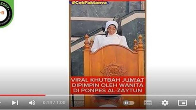Jepretan layar (screenshot) video yang diklaim seorang wanita menjadi khatib saat salat Jumat di Pondok Pesantren Al Zaytun, Indramayu, Jawa Barat, beredar di media sosial.
