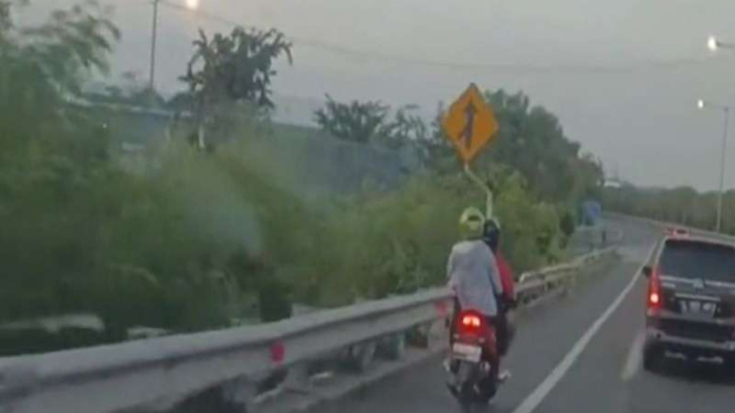 Tangkapan layar video pengendara motor masuk jalan Tol Kebomas, Gresik.