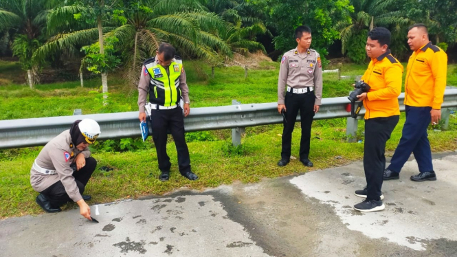 Satlantas Polres Serdang Bedagai saat melakukan olah TKP di lokasi kecelakaan.