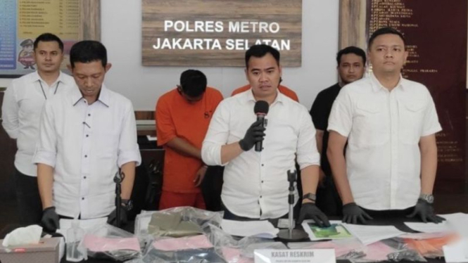 Polisi saat merilis pelaku pencurian rumah kosong di Pasar Minggu, Jaksel.