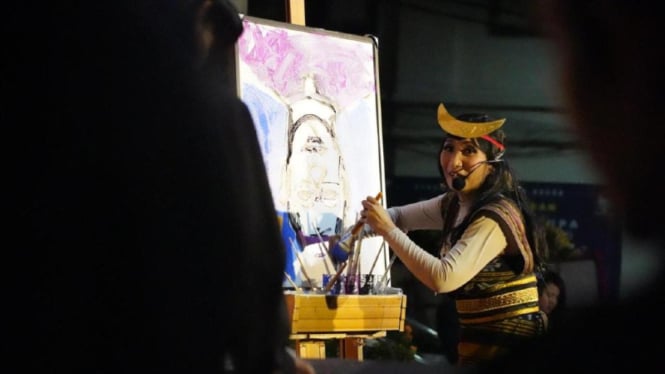 Aksi melukis terbalik penyanyi Del Sarono.