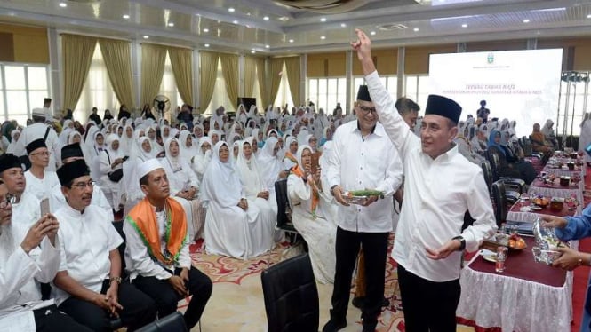 Gubernur Sumut Edy Rahyamadi melaksanakan tepung tawar bagi jemaah haji sumut