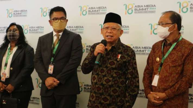 Wakil Presiden Ma'ruf Amin menyampaikan pernyataan kepada pers didampingi Direktur Utama TVRI Iman Brotoseno, Direktur AIBD Philomena Gnanapragasam, dan Gubernur Bali I Wayan Koster seusai membuka KTT Media se-Asia Pasifik di Bali, Selasa, 23 Mei 2023.