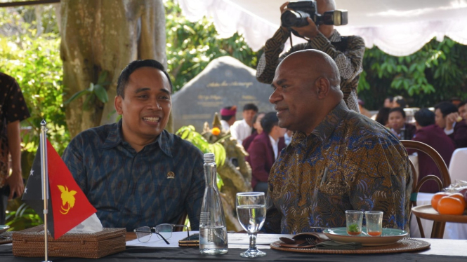 Wakil Ketua BKSAP DPR Putu Supadma dan Plt Ketua DPR Papua Nugini Hon Johnson.