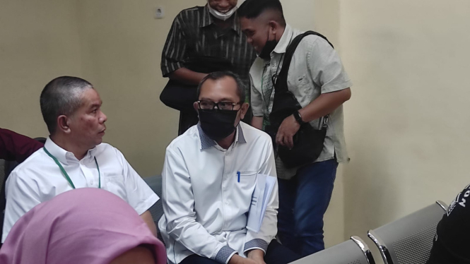 Sahat Tua Simanjuntak (pakai masker), di Pengadilan Tipikor Surabaya.