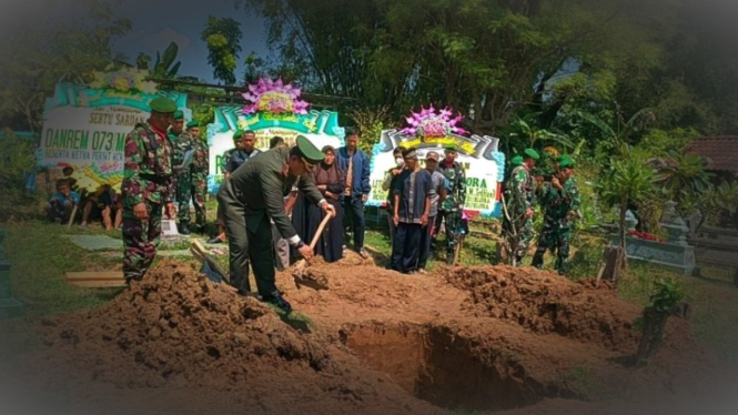 VIVA Militer: Prosesi pemakaman militer almarhum Sertu Sardan