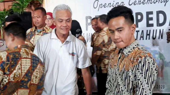 Gubernur Jateng Ganjar Pranowo (kiri) dan Wali Kota Solo Gibran Rakabuming Raka.