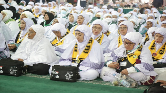 Jemaah haji asal Kota Tangerang diberangkatkan ke Asrama Haji Pondok Gede