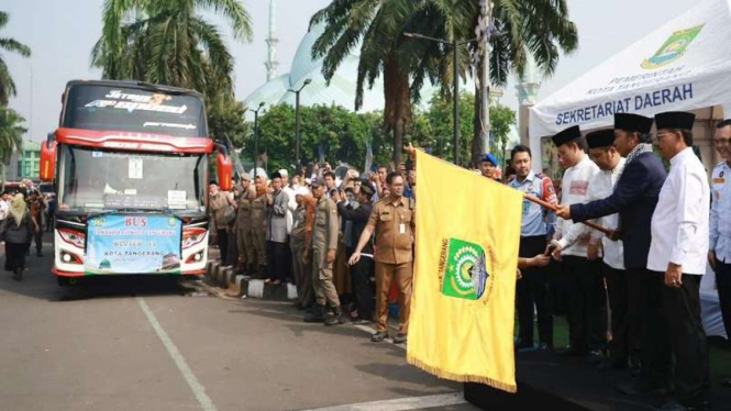Jemaah haji 2023 asal Kota Tangerang diberangkatkan ke Asrama Haji Pondok Gede