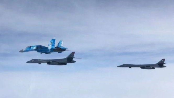 VIVA Militer: Jet tempur Su-27 Rusia mencegat dua pesawat pembom B-1 AS
