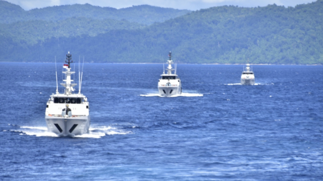 VIVA Militer: Kapal Perang TNI AL manuver di Perairan Sorong