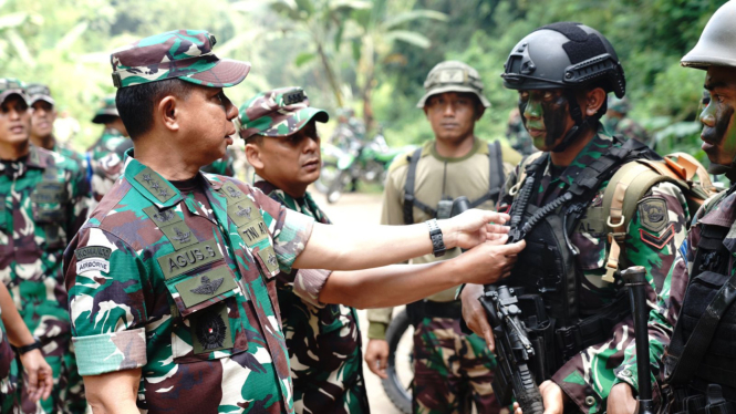 VIVA Militer: Wakasad Letjen TNI Agus Subiyanto temui Satgas Mobile Papua