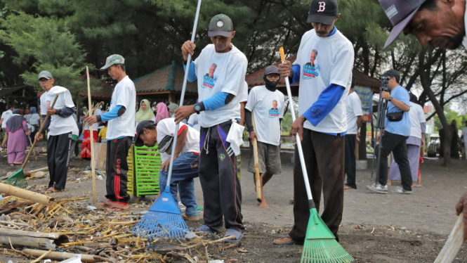 Ratusan Nelayan membersihkan Pantai Mutiara, Banyuwangi
