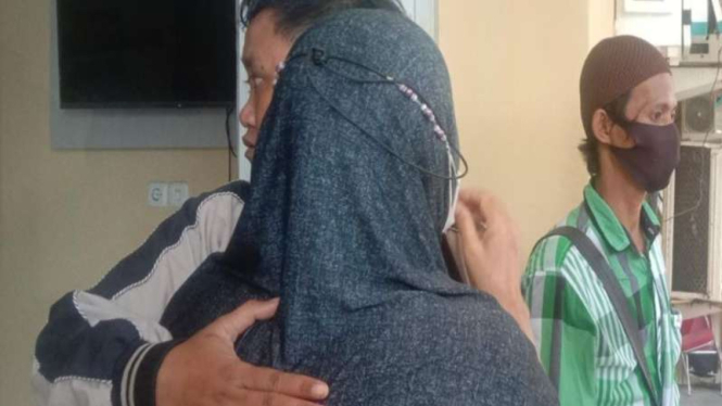 Neti Herawati, nenek Rian Antoni (40), pria yang viral melakukan sumpah pocong