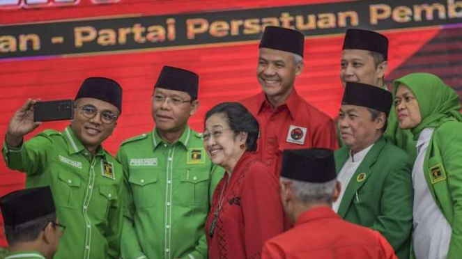 PDIP-Vorsitzende Megawati Soekarnoputri macht am Sonntag, 30. April 2023, ein Selfie mit dem amtierenden PPP-Vorsitzenden Mardiono und dem Präsidentschaftskandidaten Ganjar Pranowo im PDIP-Hauptsitz in Jakarta.